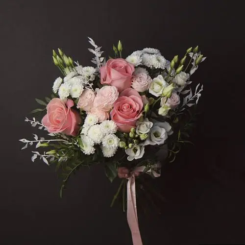Нежно-розовый свадебный букет невесты