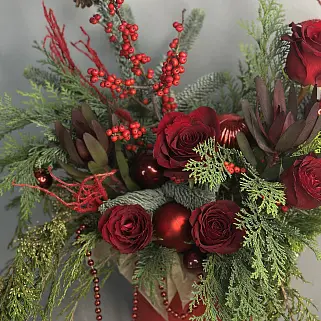 Зимняя композиция в алых оттенках