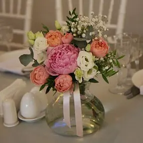 Розово-персиковый букет на стол гостей