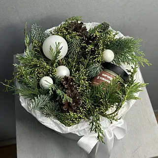 Белая зимняя коробочка с соевой свечой