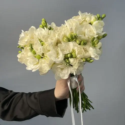 Раскидистый свадебный букет невесты из фрезии заказать недорого с доставкой  по СПб