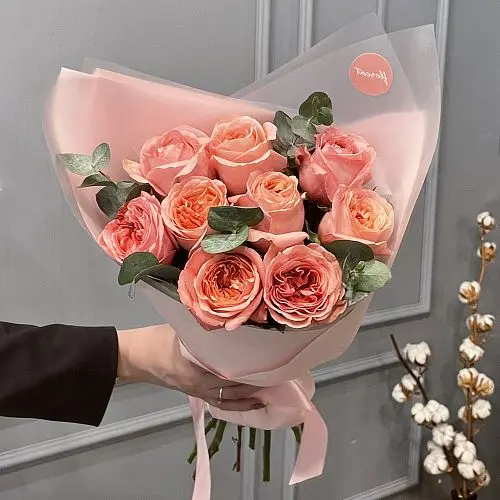 Букет пионовидных роз Pink Expression и эвкалипта