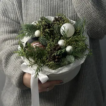 Белая зимняя коробочка с соевой свечой