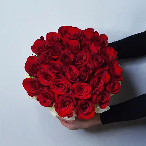 Букет в шляпной коробке из 25 красных роз