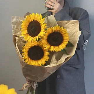 Солнечный букет из 3 подсолнухов