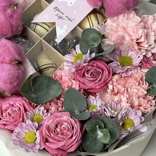 Розовый набор цветов и конфет купить с доставкой по СПб | Подарки и наборы  недорого в интернет-магазине цветов Флористка Кэт