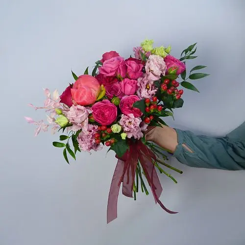 Ярко-розовый раскидистый свадебный букет невесты