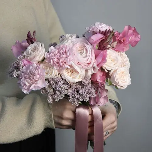Розовый раскидистый свадебный букет невесты