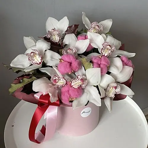 Букет орхидей в шляпной коробке S