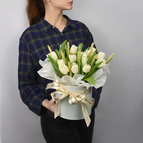 Букет в шляпной коробке из 15 белых тюльпанов с колосками