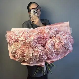 Букет из 15 розовых гортензий