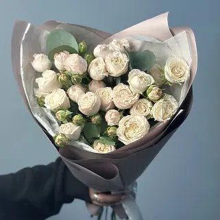 Букет из 5 кустовых пионовидных роз Bombastic и эвкалипта