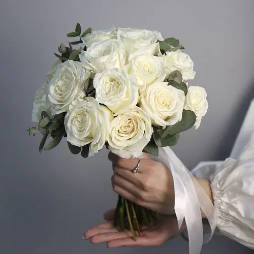 Свадебный букет невесты из 15 роз Playa Blanca и эвкалипта