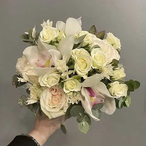 Нежный свадебный букет невесты с орхидеей