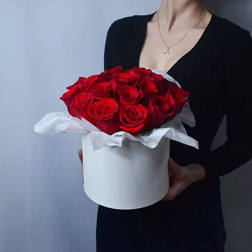 Букет в шляпной коробке из 25 красных роз