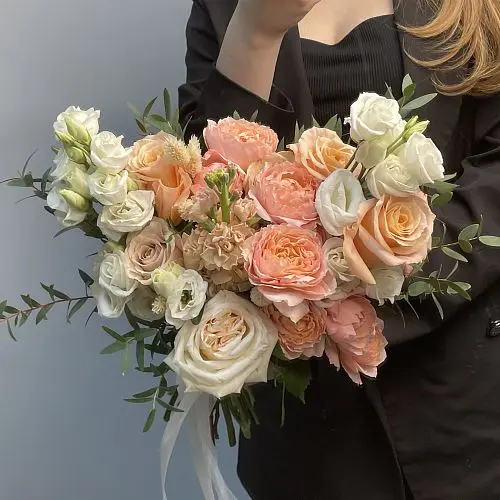 Персиковый раскидистый свадебный букет невесты