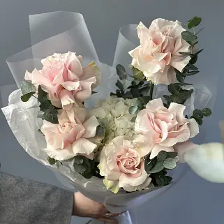 Дуо-букет французских роз Mondial и гортензий S