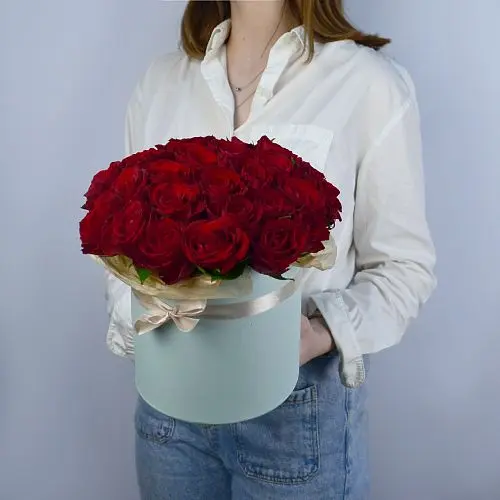 Букет в шляпной коробке из 35 красных роз (Кения)