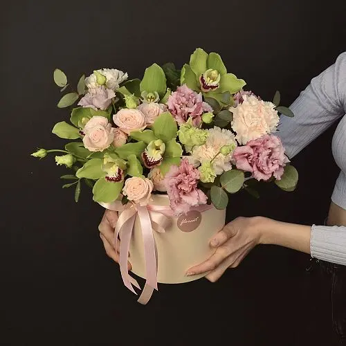 Букет орхидей и роз в шляпной коробке