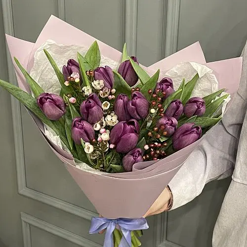 Букет из 15 фиолетовых тюльпанов и ваксфлауэра