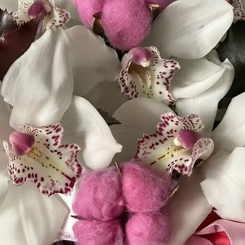 Букет орхидей в шляпной коробке S