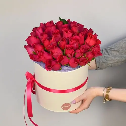 Букет в шляпной коробке из 45 ярко-розовых роз (Кения)