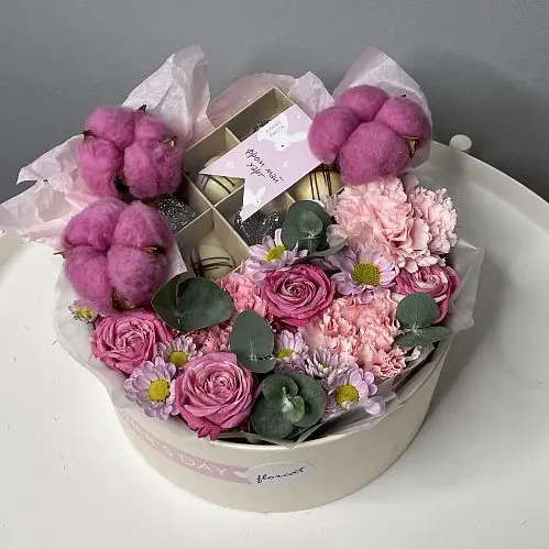 Розовый набор цветов и конфет