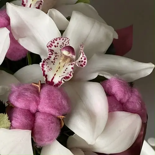 Букет орхидей в шляпной коробке М