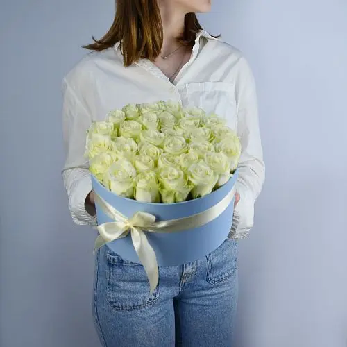 Букет в шляпной коробке из 31 белой розы (Кения)