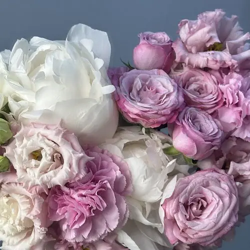 Бело-розовый раскидистый свадебный букет невесты