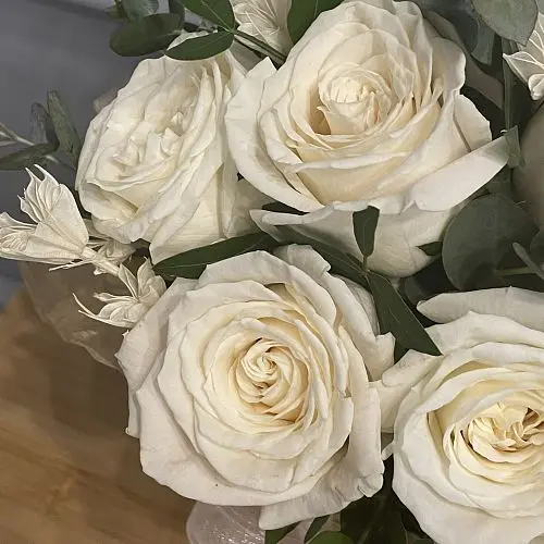 Букет в шляпной коробке из 15 белых роз