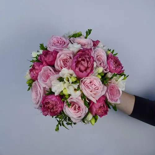 Круглый свадебный букет невесты в розовых оттенках