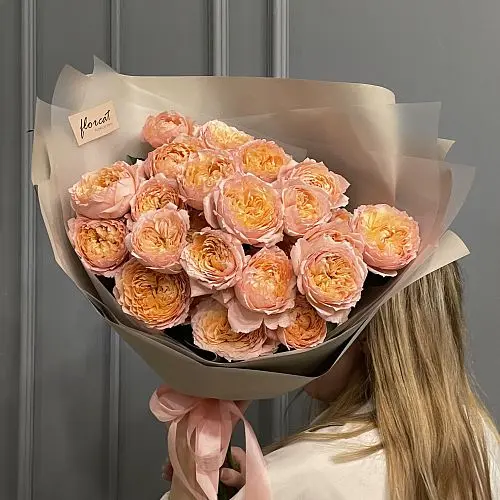 Букет пионовидных роз Juliet с эвкалиптом