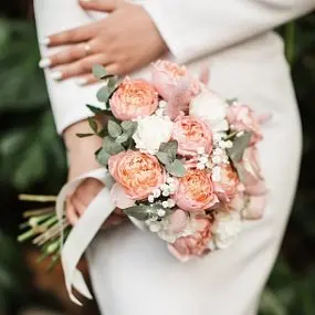 Свадебный букет невесты с пионовидными розами