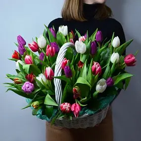 Цветочная корзина из 51 тюльпана (микс)
