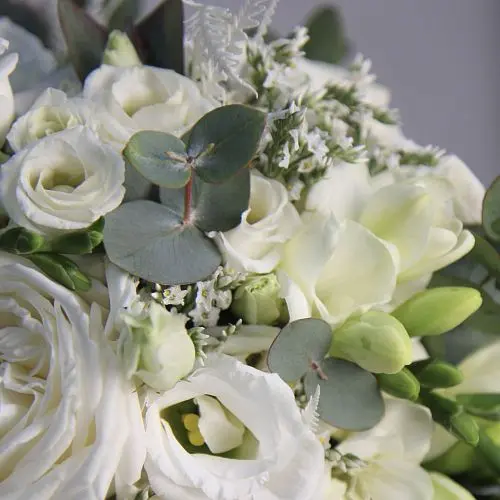 Классический белый свадебный букет невесты