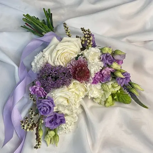Свадебный букет невесты с лиловыми акцентами
