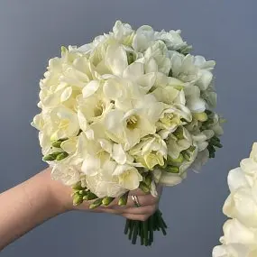 Классический свадебный букет невесты из 29 фрезий