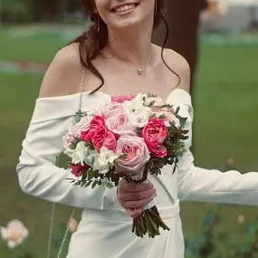 Круглый свадебный букет невесты в розовых оттенках