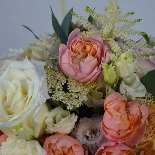 Нежный персиковый свадебный букет невесты