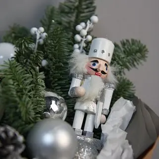 Зимняя композиция с щелкунчиком