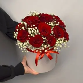 Букет в шляпной коробке из красных роз и гипсофилы