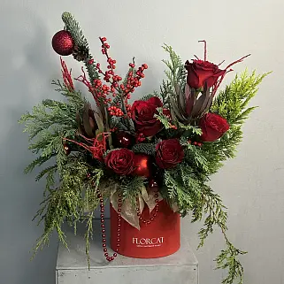 Зимняя композиция в алых оттенках