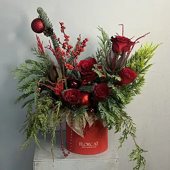 Зимняя композиция в алых оттенках