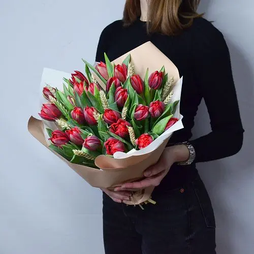 Букет из 25 красных пионовидных тюльпанов с колосками