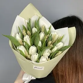 Букет из 15 белых тюльпанов с колосками