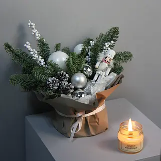 Зимняя композиция с щелкунчиком