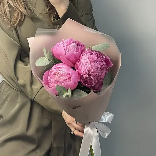 Заказать Букет из 3 ярко-розовых пионов и эвкалипта с доставкой по СПб |  Цветы недорого в интернет-магазине цветов Флористка Кэт