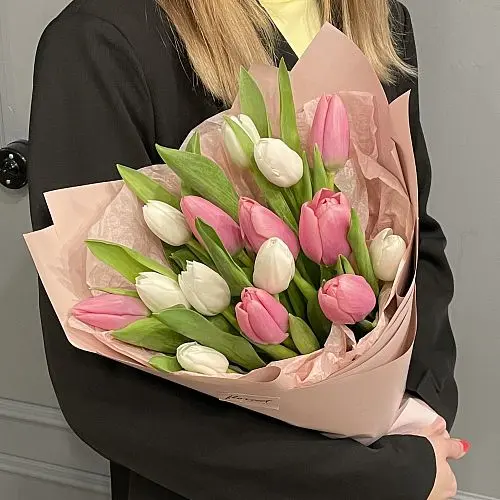 Букет из 15 розовых и белых тюльпанов (микс)