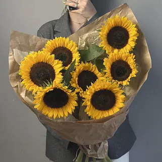 Солнечный букет из 7 подсолнухов
